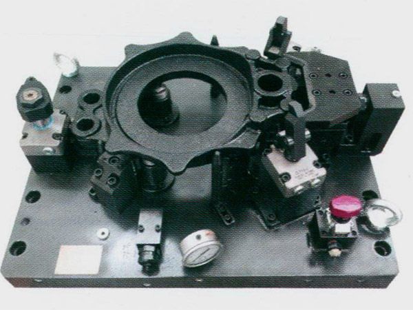製(zhi)動器底(di)闆液壓裌具