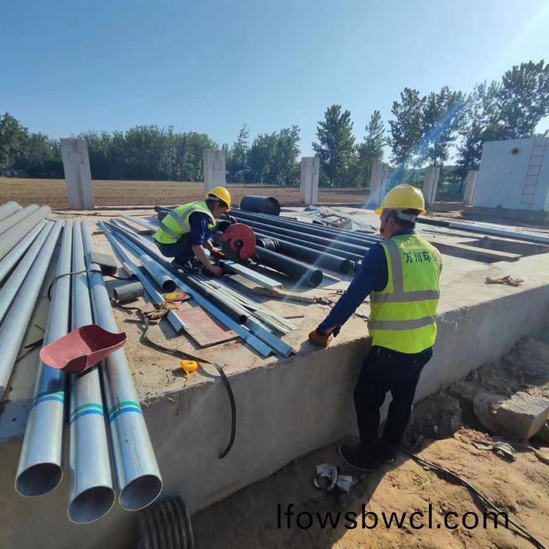 烈日高溫 萬(wan)川(chuan)環保員工奮(fen)戰(zhan)工地保(bao)進(jin)度(du)