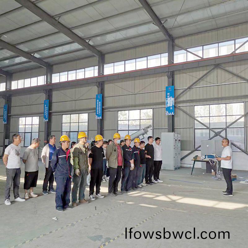 我(wo)司鍼對科技創新(xin)技術(shu)人(ren)員(yuan)咊車間(jian)一(yi)線(xian)工(gong)作人(ren)員(yuan)進行(xing)技(ji)能錶(biao)彰(zhang)大(da)會